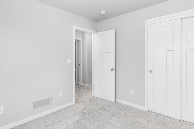 Building Photo - Modern Comfort in the Heart of Norwalk