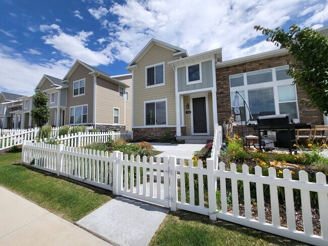 Building Photo - Pet Friendly Gorgeous Row End Townhome w 2...