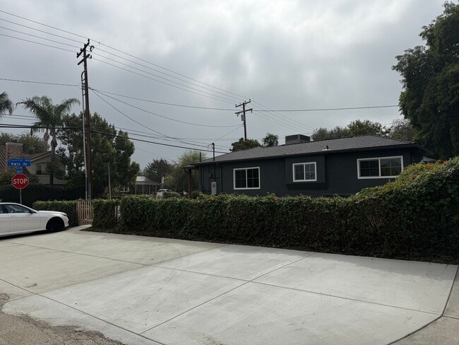 Building Photo - 1633 Kwis Ave