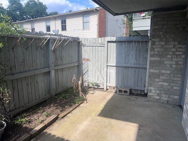 Building Photo - 7400 Bellerive Dr