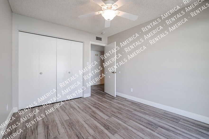 Building Photo - 10534 E Mercer Ln