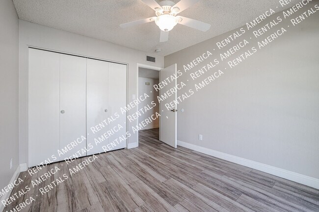 Building Photo - 10534 E Mercer Ln