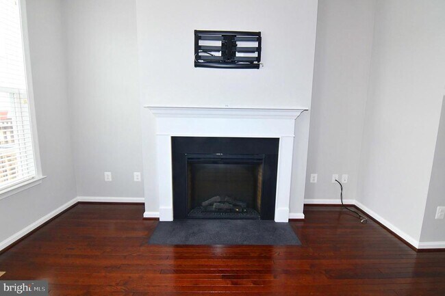 Building Photo - 165 Solara Dr