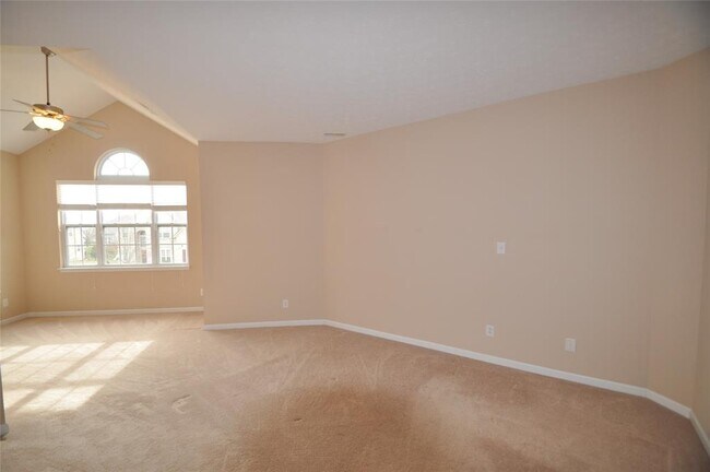 Building Photo - 2556 Diamond Lake Dr