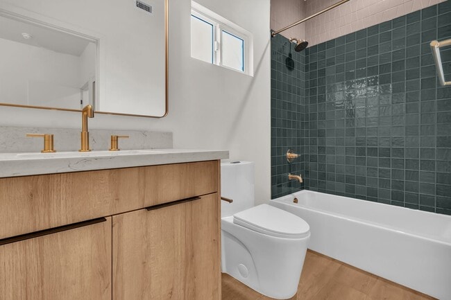 Building Photo - 414 S Ave 56