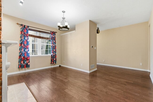 Building Photo - Charming 3 Bedroom/4 Bathroom Detached Home Located In The South Side Flats.  Available Immediately.