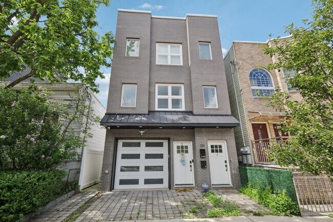 Building Photo - 131 Zabriskie St