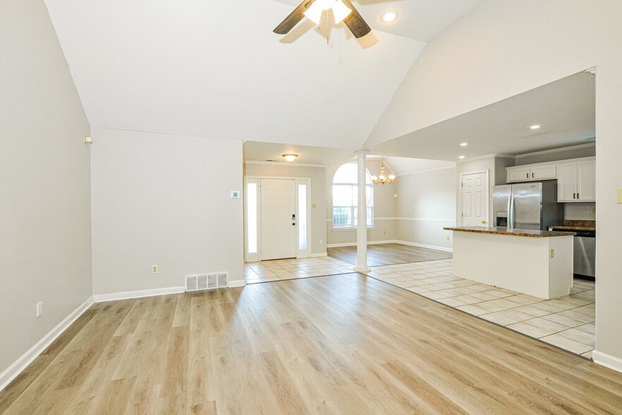 Building Photo - 1550 Far Dr