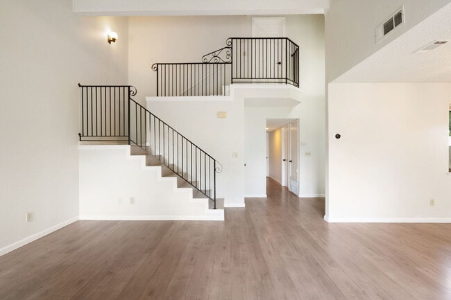 Building Photo - CUTE MASTER SUITE SURE TO CATCH YOUR ATTENTION IN ELK GROVE