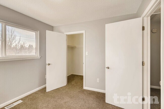Building Photo - 3222 Greenwood Cir