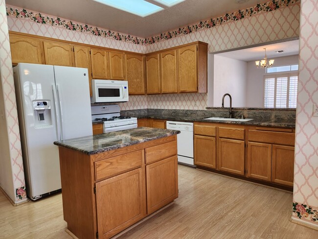 Building Photo - SINGLE STORY TOWN HOME AVAILABLE