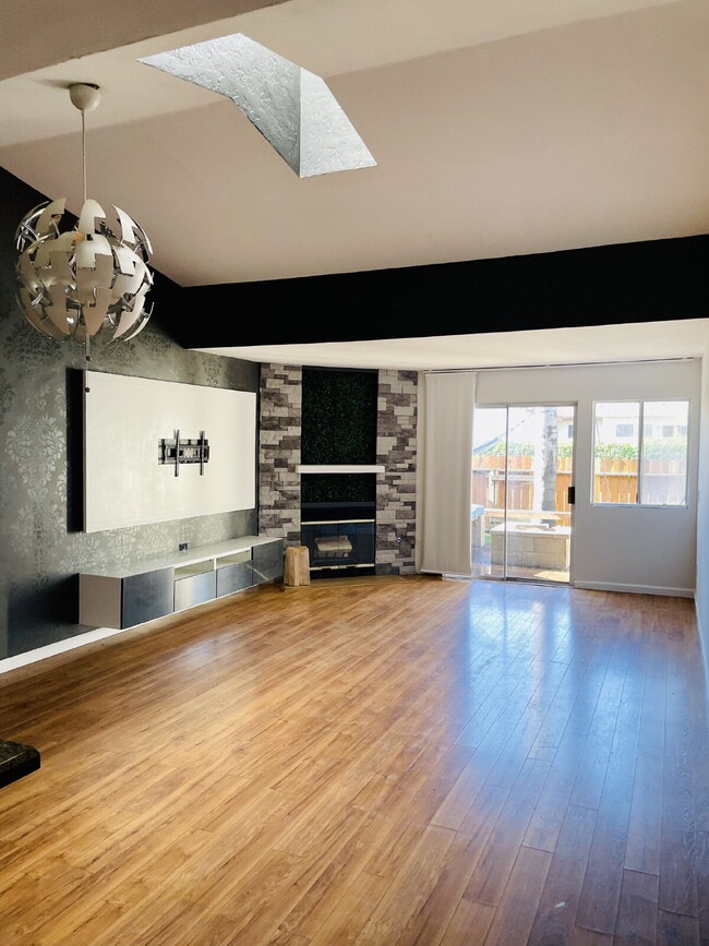 Building Photo - $3,000 - 2 Bed / 2 Bath Condo in Oceanside