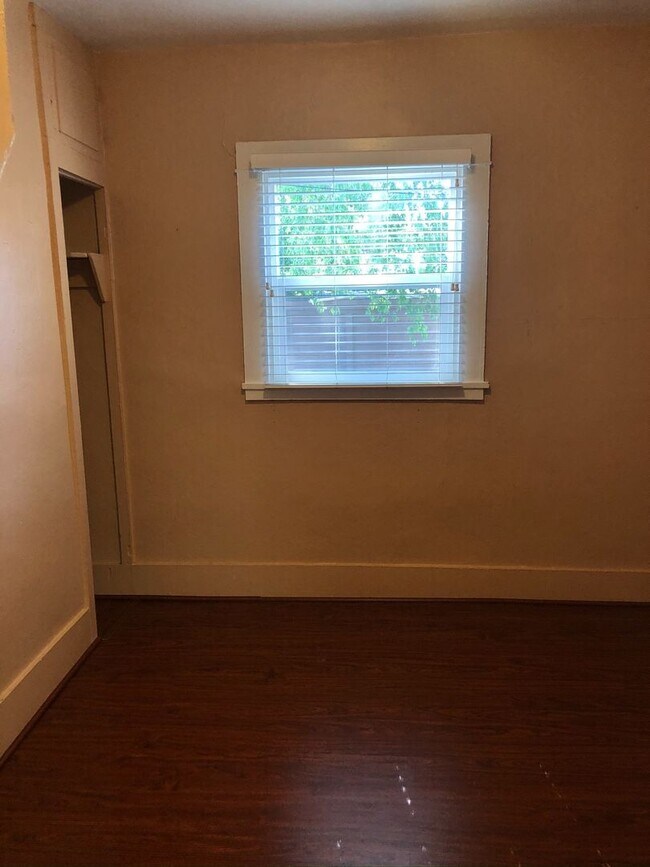 Building Photo - Quaint 2 bedroom duplex near downtown, utilities included!