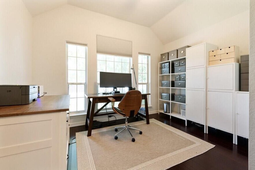 Building Photo - 16303 Lone Wolf Dr