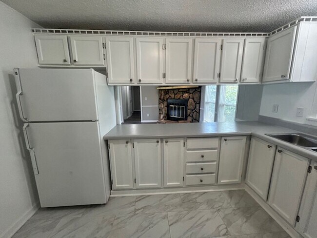 Building Photo - 208 Green Branch Ct