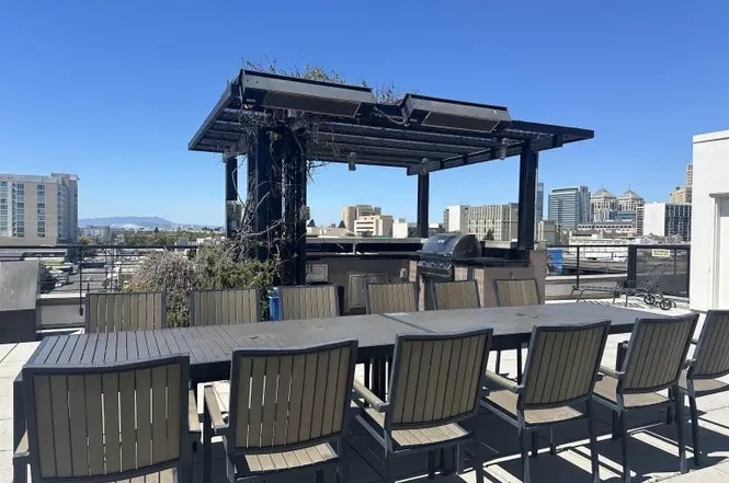 Shared roof barbecue - 288 3rd St