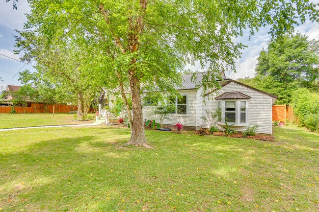 Building Photo - 205 N Pinewood Ln