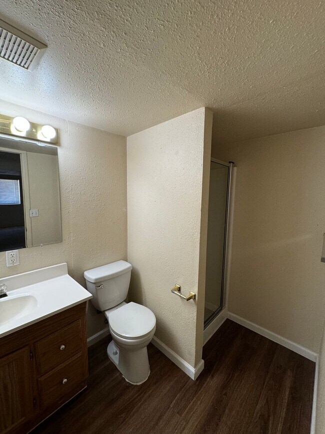 Building Photo - Charming 5 Bed 3 Bath House