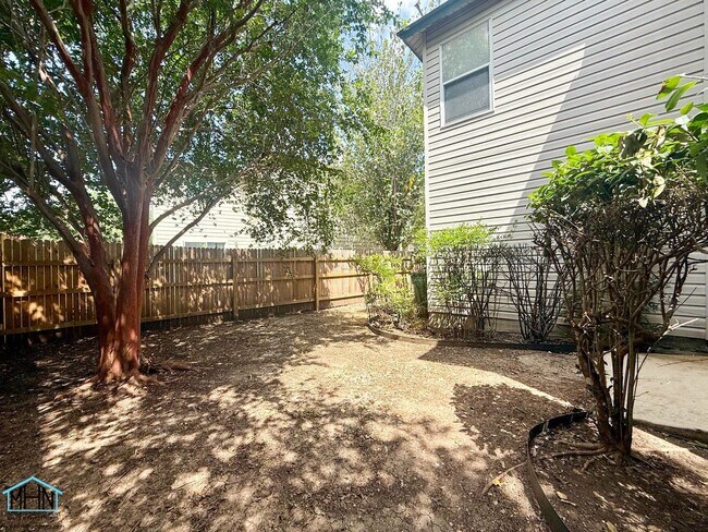 Building Photo - Beautifully Updated 2-Story 3-Bedroom, 2.5-Bathroom Gem Nestled in the Heart of San Antonio!