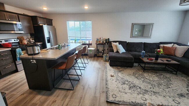 Building Photo - Modern 2 Bedroom, 2 Full Bathroom with Gar...
