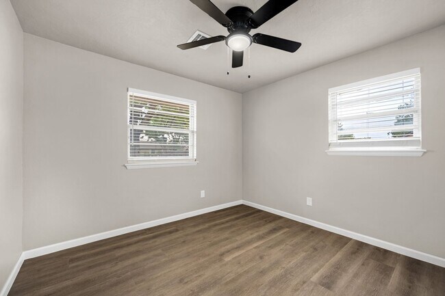 Building Photo - 509 NE Cimarron Cir