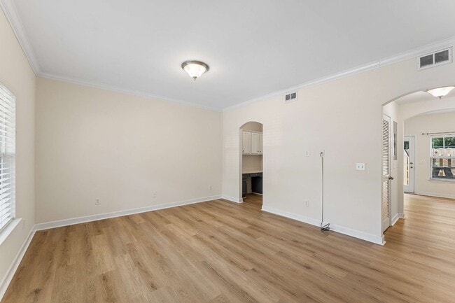 Building Photo - 553 Rosedale Ave