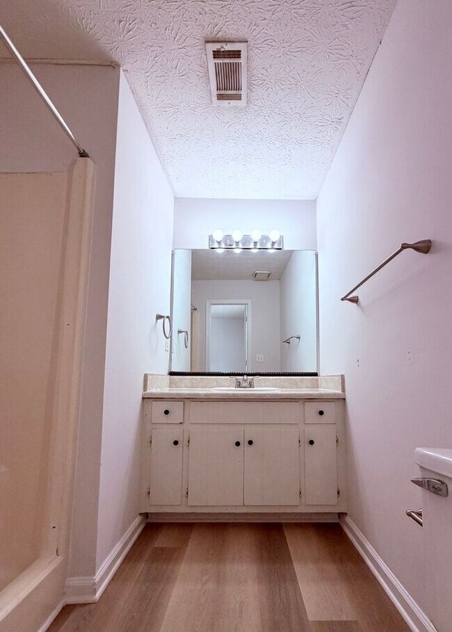 Building Photo - Snellville 2 Bed-2.5 Bath Townhouse, BRAND NEW KITCHEN and Flooring, End Unit