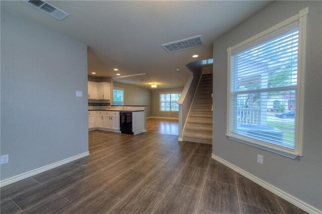 Building Photo - 712 Alamo Plaza Dr