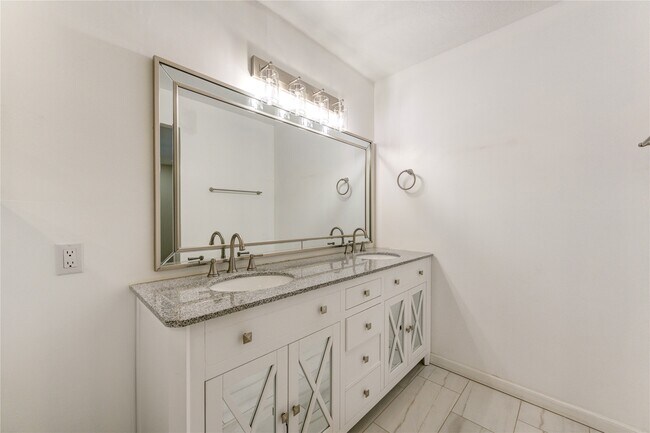 Building Photo - 2114 River Village Dr