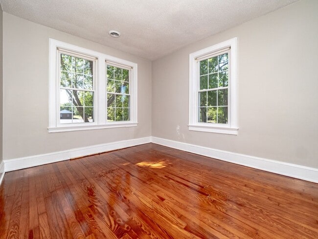 Building Photo - NEWLY RENOVATED 2 BEDROOM 1 BATH APARTMENT IN PRIME DOWNTOWN LOCATION!