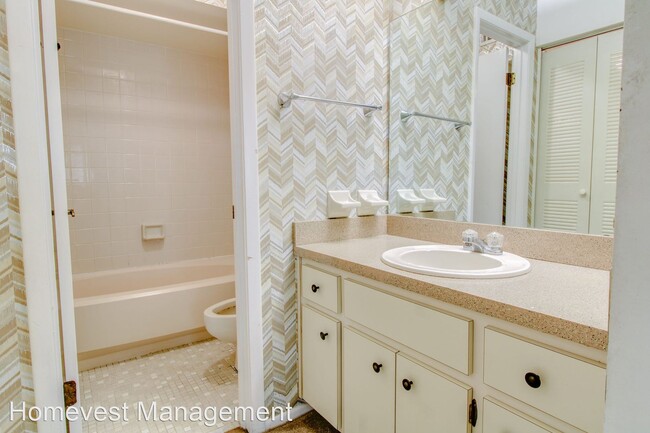 Building Photo - 2 br, 2 bath House - 3293 Westridge Blvd #23