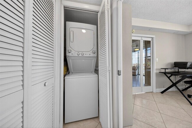 Building Photo - 3180 NE 48th Ct