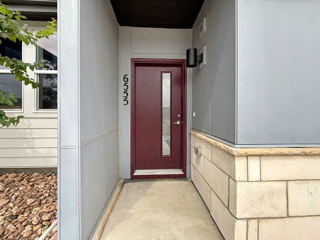 Building Photo - $0 DEPOSIT OPTION. BRIGHT AND SPACIOUS 3-B...