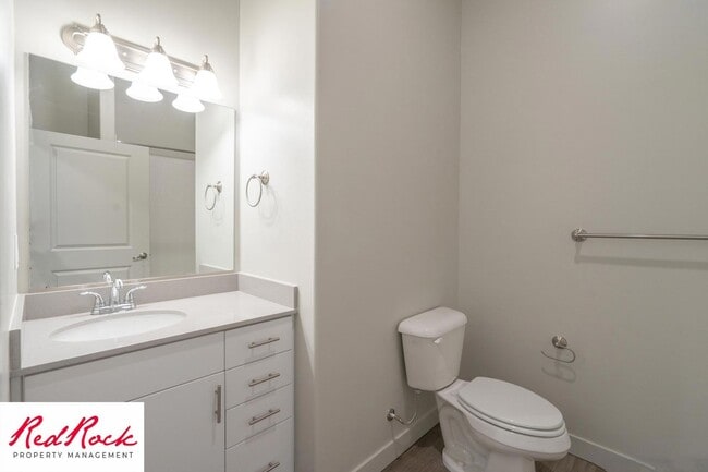 Building Photo - Charming 2 Bedroom End Unit Condo - Pet Friendly!