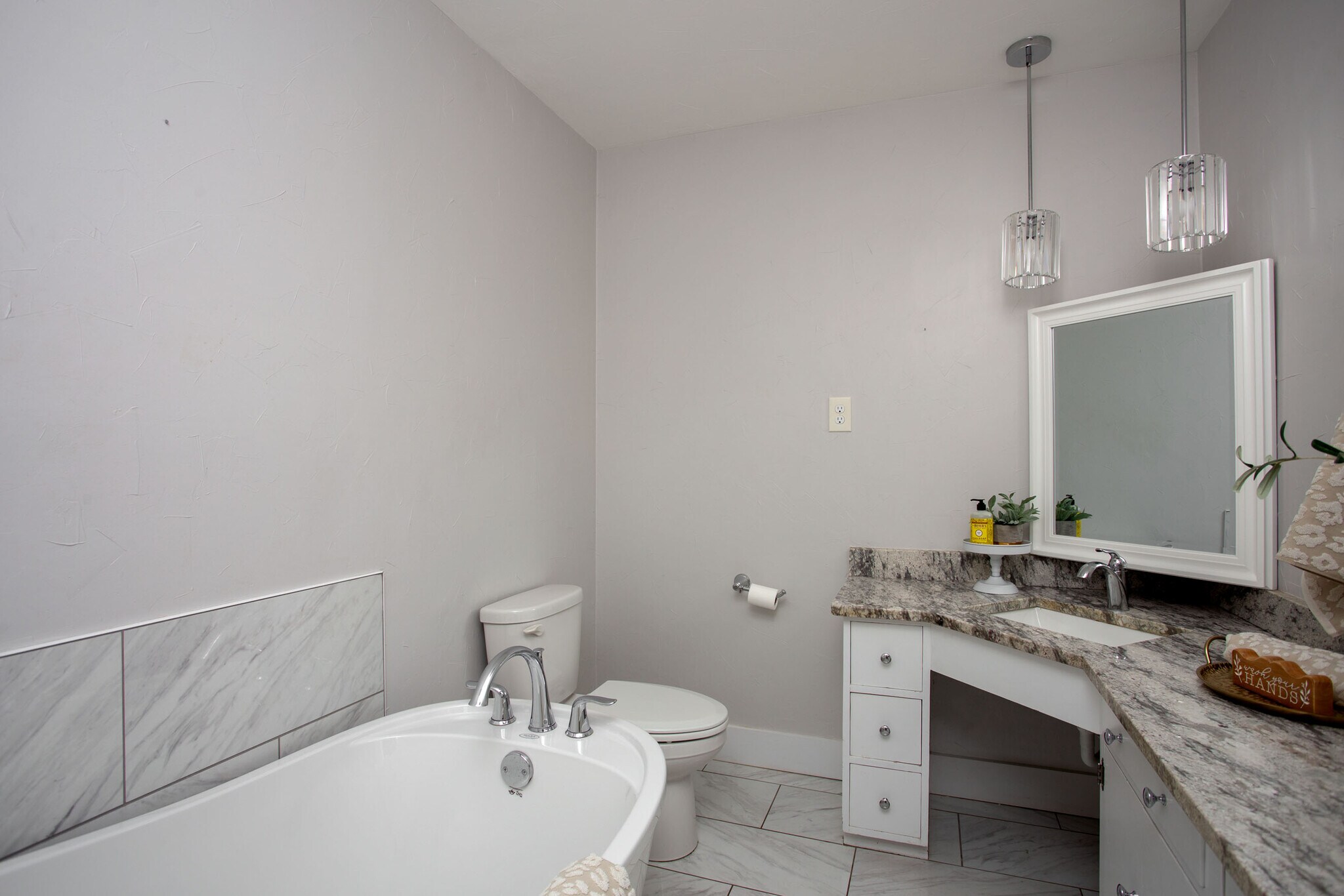 primary bath - 1105 Main St