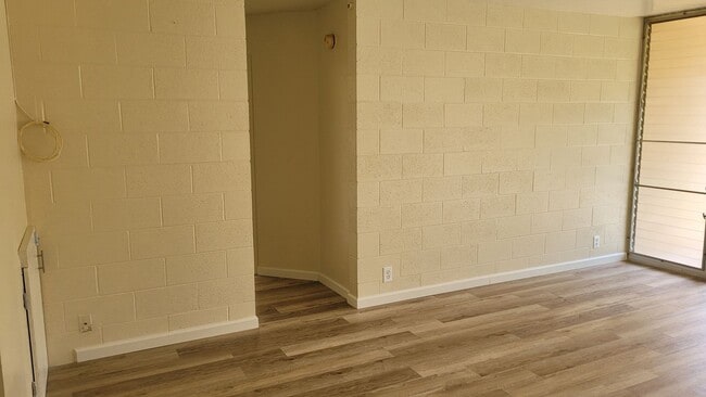 Building Photo - Newly Renovated 2bd, 1bath, 2 pkg 890sqft ...