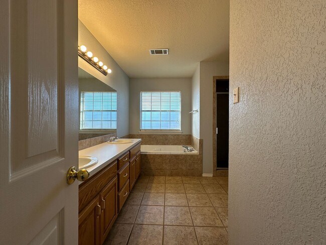 Building Photo - Gorgeous Brick Home for Rent! - 3 Bedroom, 2 Bath, 2 Car garage - 1,797 sf