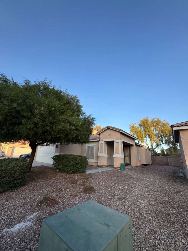 Building Photo - 3 BED, 2 bath, Single Story