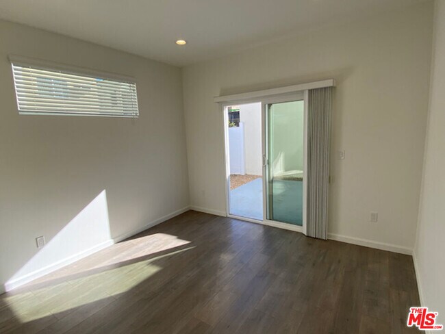 Building Photo - 1112 Meadowbrook Ave