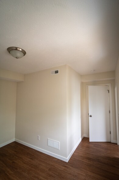 Building Photo - 1277 W 67th St