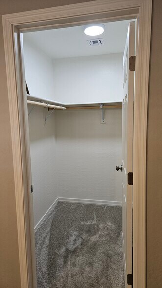 Walk-in closet - 862 E 4th Pl