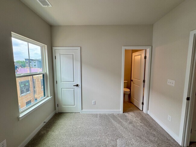 Building Photo - 5021 Chinook Ln