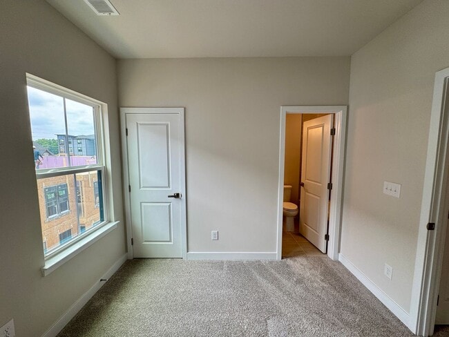 Building Photo - Southend, 2BR/2.5BA Townhouse