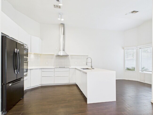 Building Photo - Charming Butler Place Home with a Swimming Pool