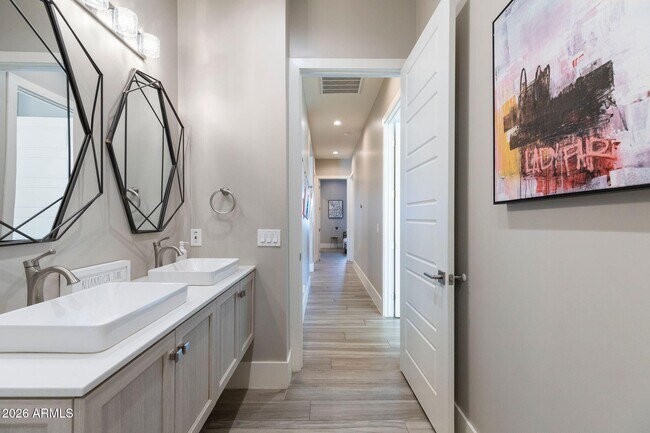 Building Photo - 2252 E South Mountain Ave