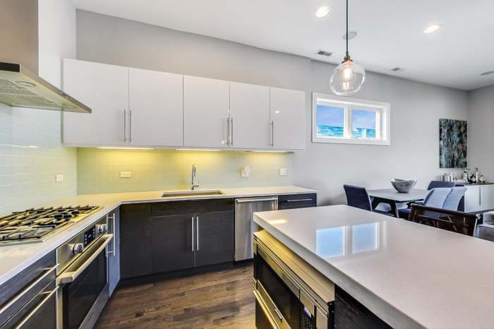 Building Photo - 1021 N Hermitage Ave