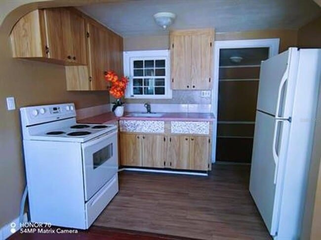 Building Photo - 823 16th Ave SW