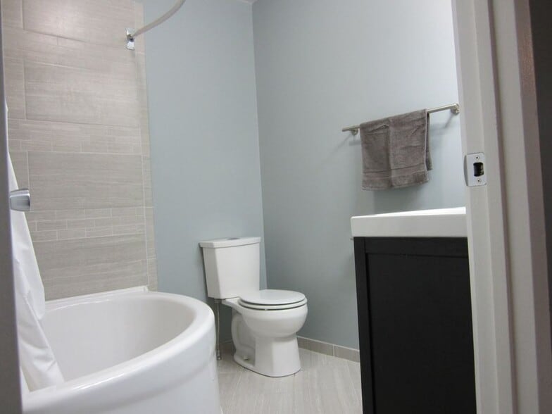 1st floor bathroom - 1928 North Oak St