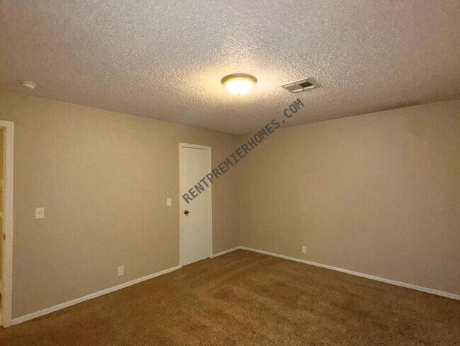 Building Photo - 200 Lochwood Cir