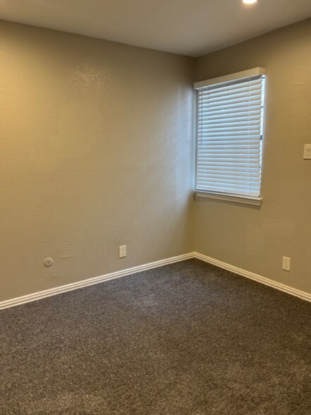 Building Photo - 6028 Stoneybrook Dr
